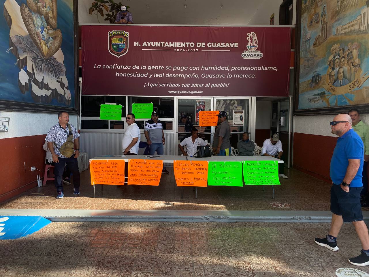 Policías jubilados toman Ayuntamiento de Guasave