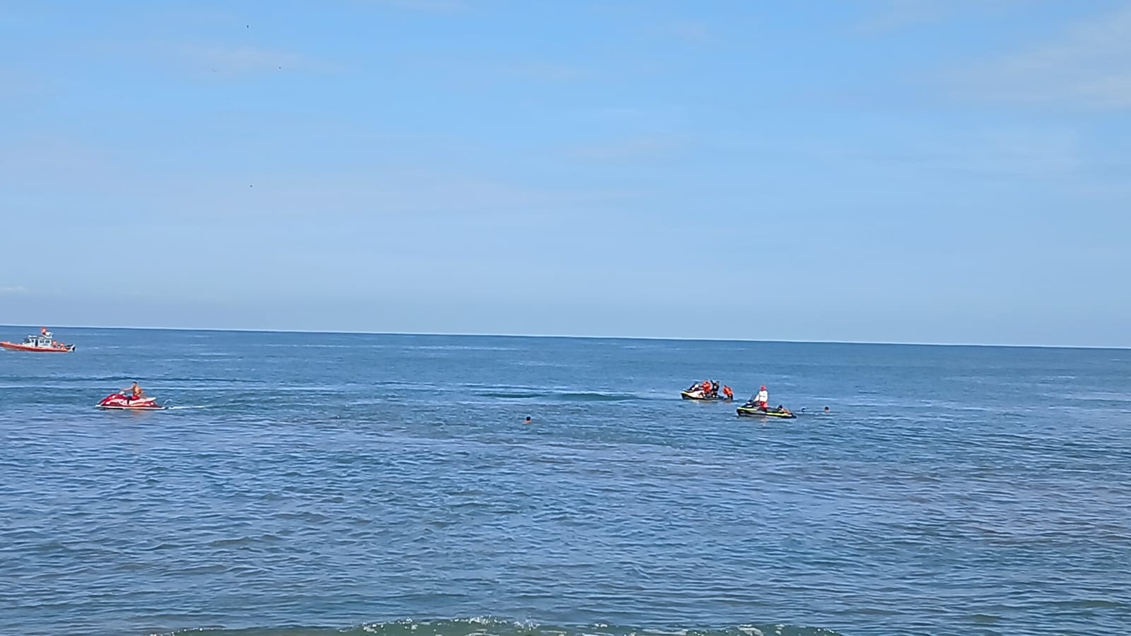 Rescatan a bañista en Mazatlán