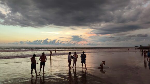 Rescatan a cinco personas en playas de Mazatlán durante operativo del Escuadrón de Salvamento Acuático
