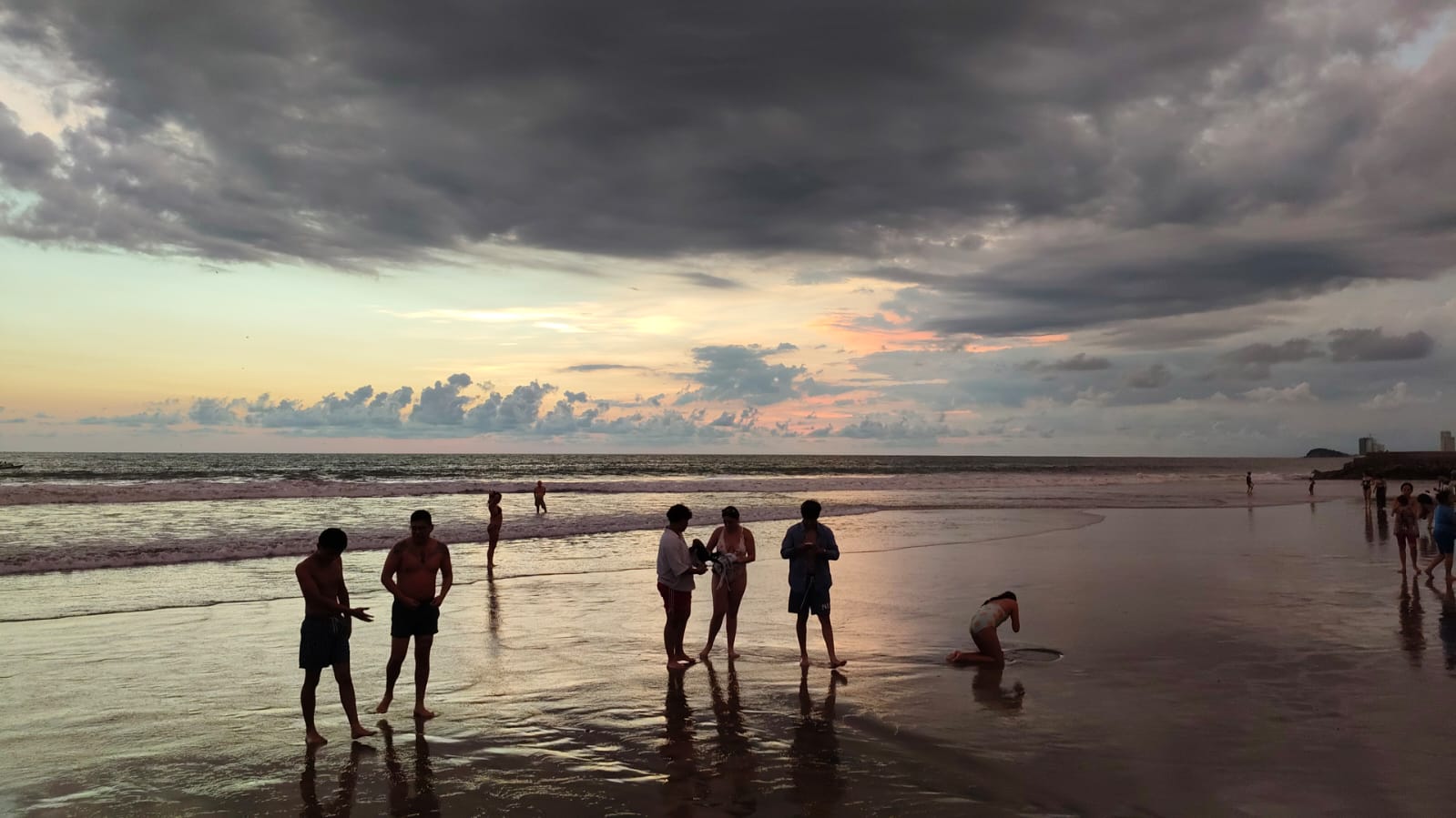 Rescatan a cinco personas en playas de Mazatlán durante operativo del Escuadrón de Salvamento Acuático