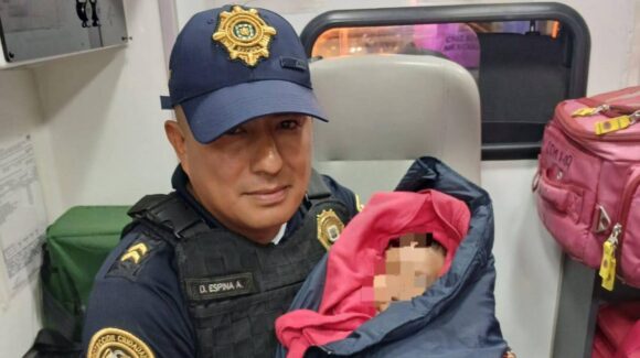 Policía rescata a bebé abandonado en la alcaldía Miguel Hidalgo y le compra ropa, leche y biberón  (video)