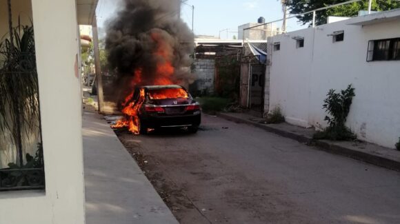 Se incendia vehículo en callejón del sector centro de Los Mochis