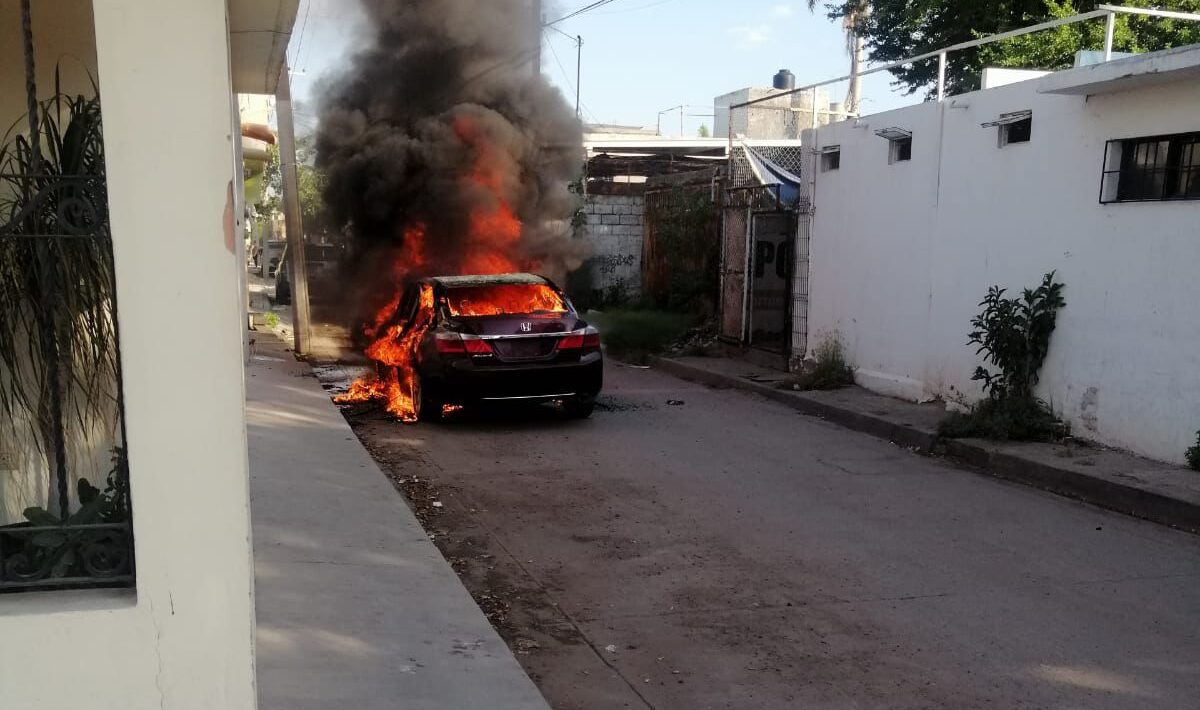 Se incendia auto en callejón de Los Mochis