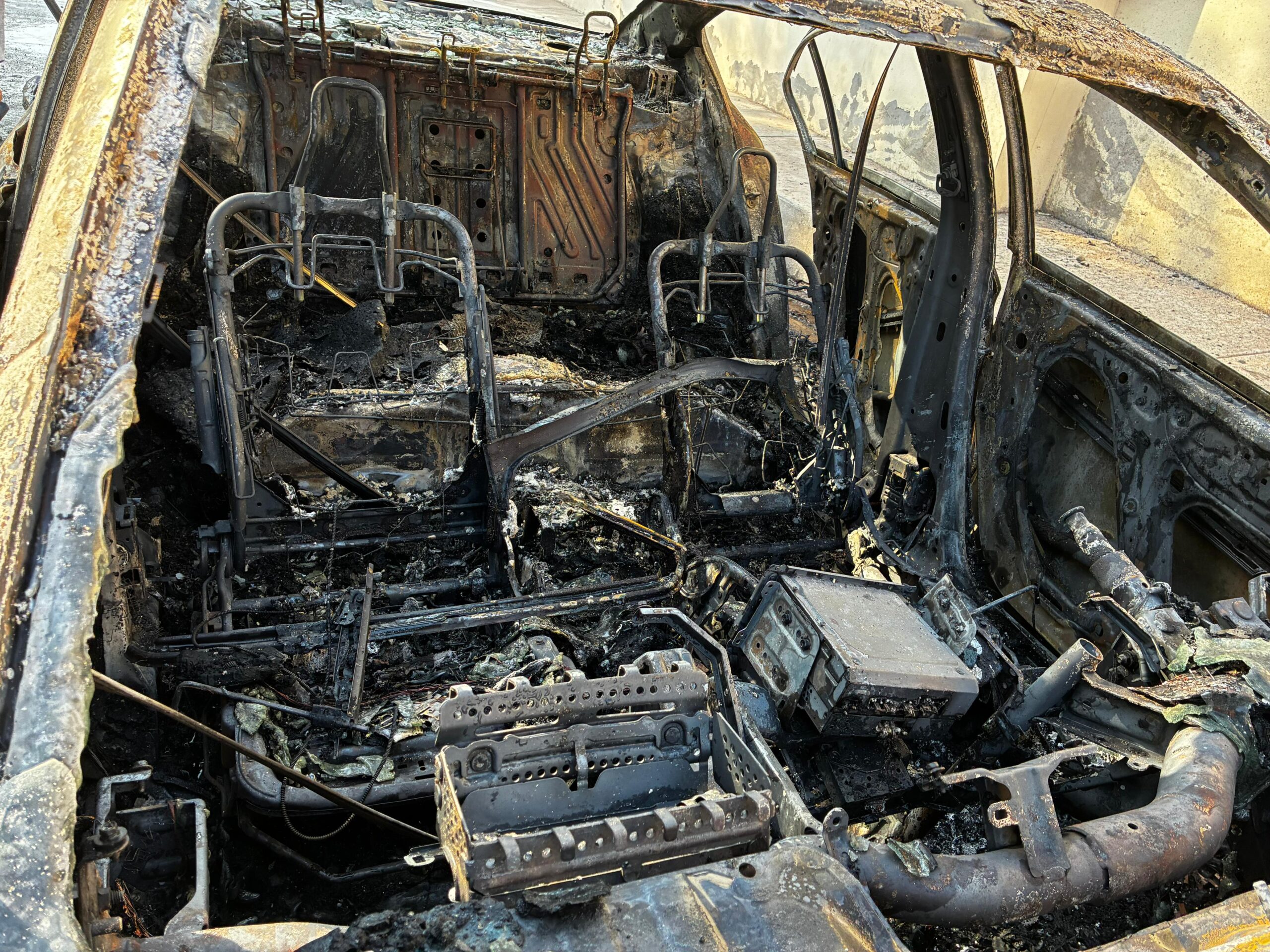 Se incendia auto en callejón de Los Mochis