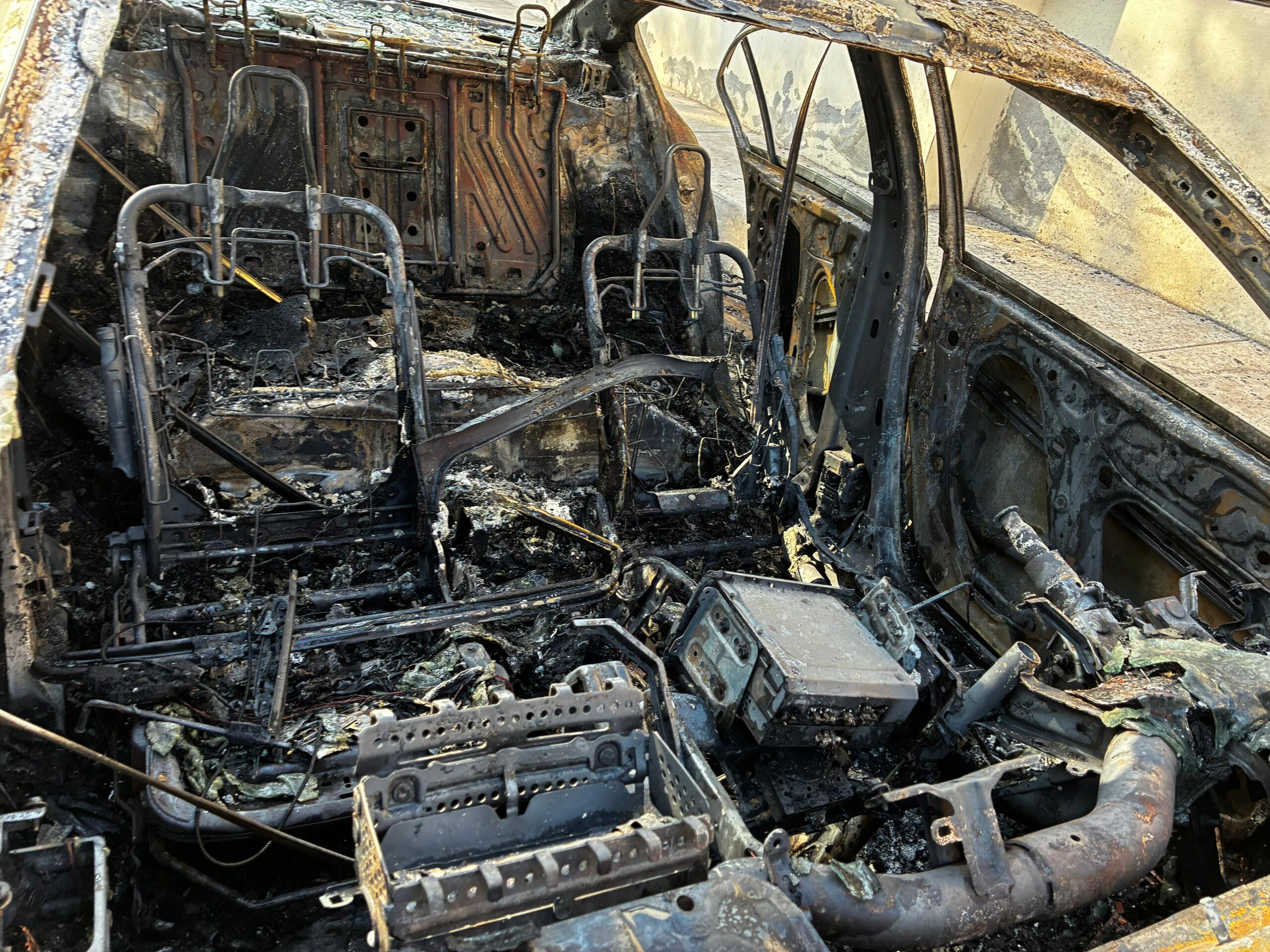 Se incendia auto en callejón de Los Mochis