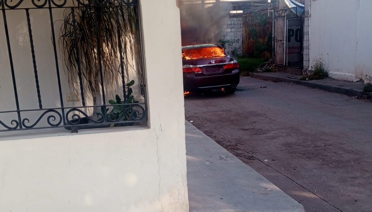 Se incendia auto en callejón de Los Mochis