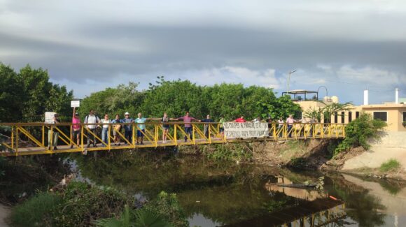‘No culpen al manglar’; se manifiestan en el arroyo Jabalines de Mazatlán por impacto a la flora tras inundaciones