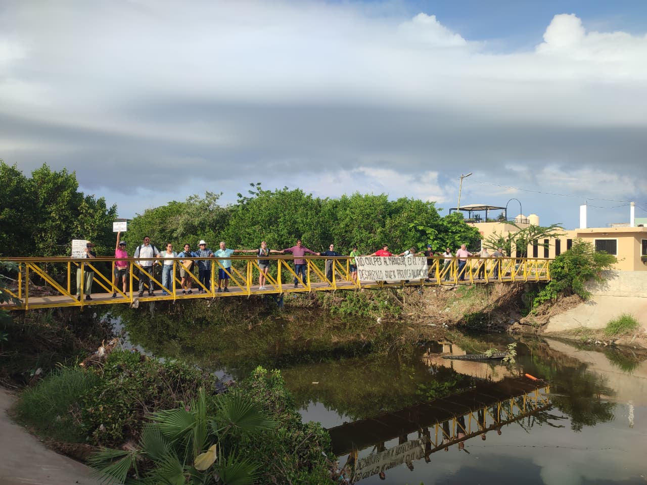 Se manifiestan en el arroyo Jabalines de Mazatlán por impacto a la flora tras inundaciones