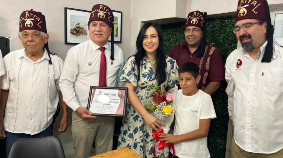 Shriners del Petatlán reconocen a la doctora Gabriela Verduzco por su apoyo a la institución