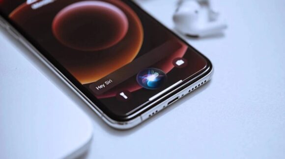 ¿Qué pasa si le dices “nueve once” a Siri? El comando que activa una función inesperada