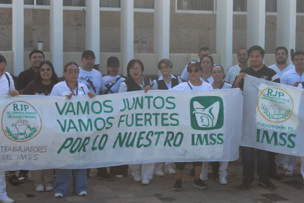 Trabajadores del IMSS en Guasave marchan por jubilación digna