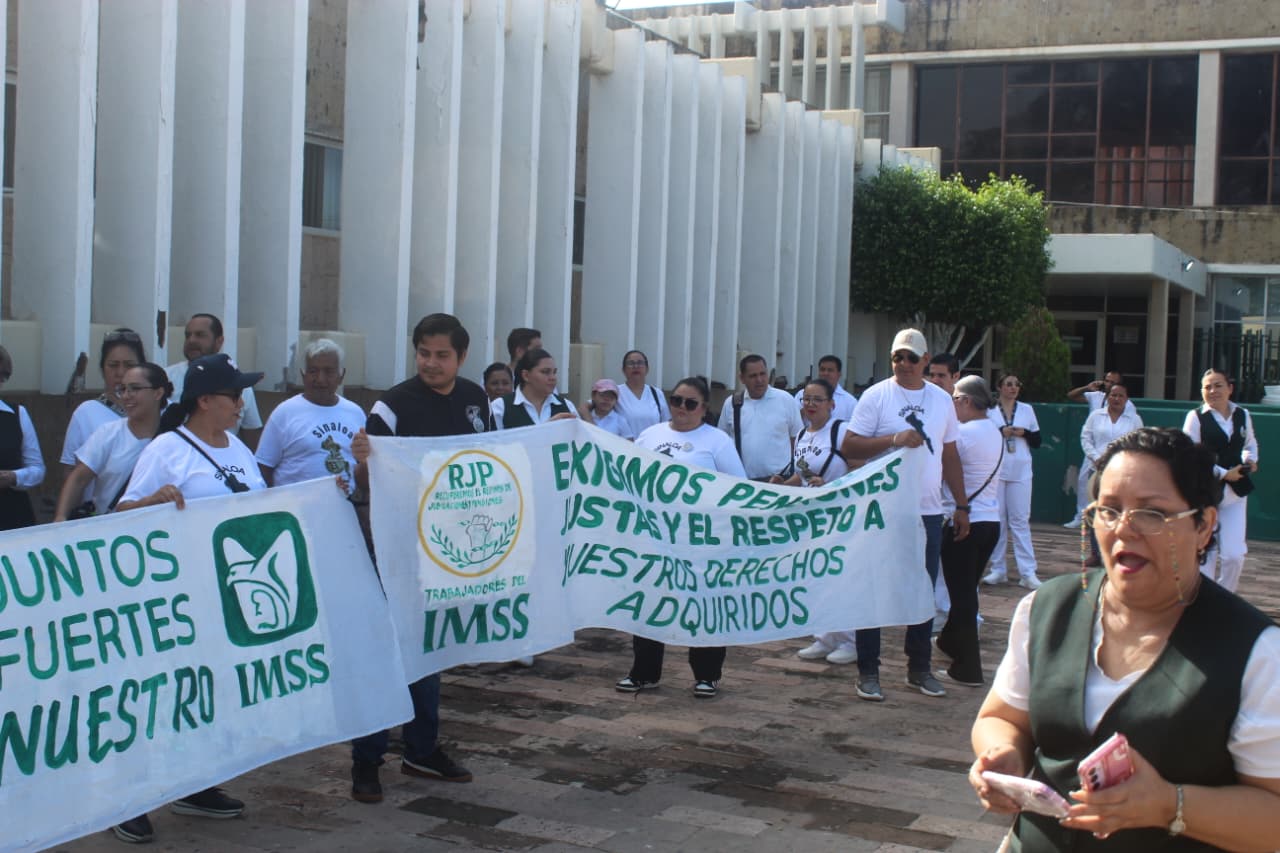 Trabajadores del IMSS en Guasave marchan por jubilación digna