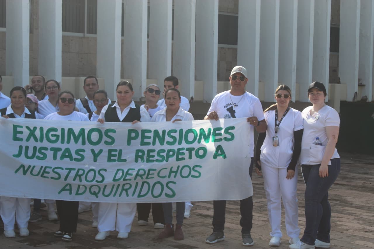 Trabajadores del IMSS en Guasave marchan por jubilación digna