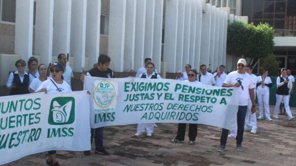 “No más pensiones mínimas”: trabajadores del IMSS en Guasave marchan por jubilación digna