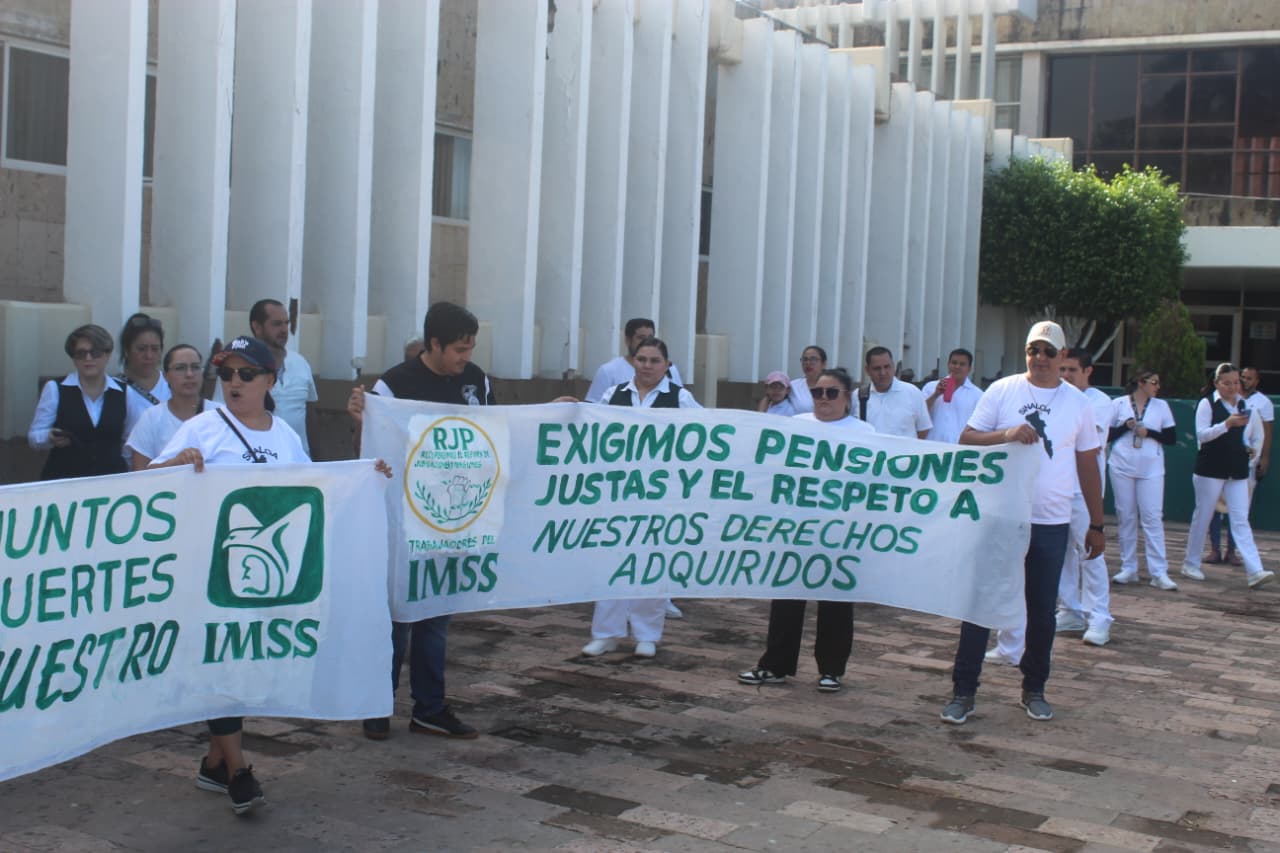 Trabajadores del IMSS en Guasave marchan por jubilación digna