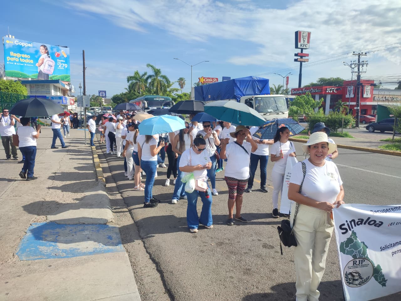 Trabajadores del IMSS marchan en Mazatlán