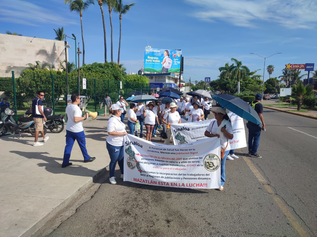 Trabajadores del IMSS marchan en Mazatlán