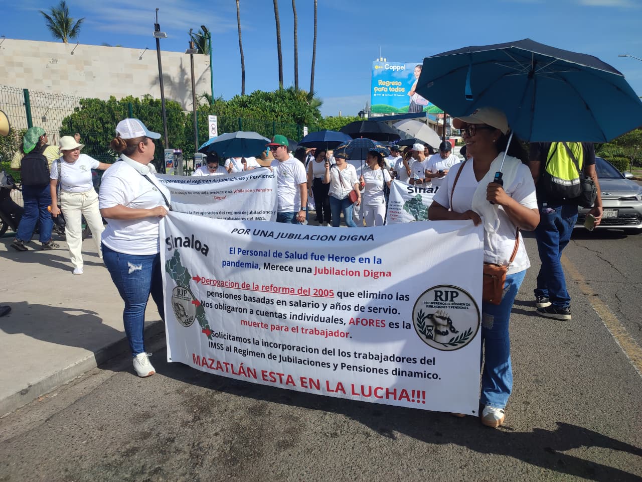 Trabajadores del IMSS marchan en Mazatlán