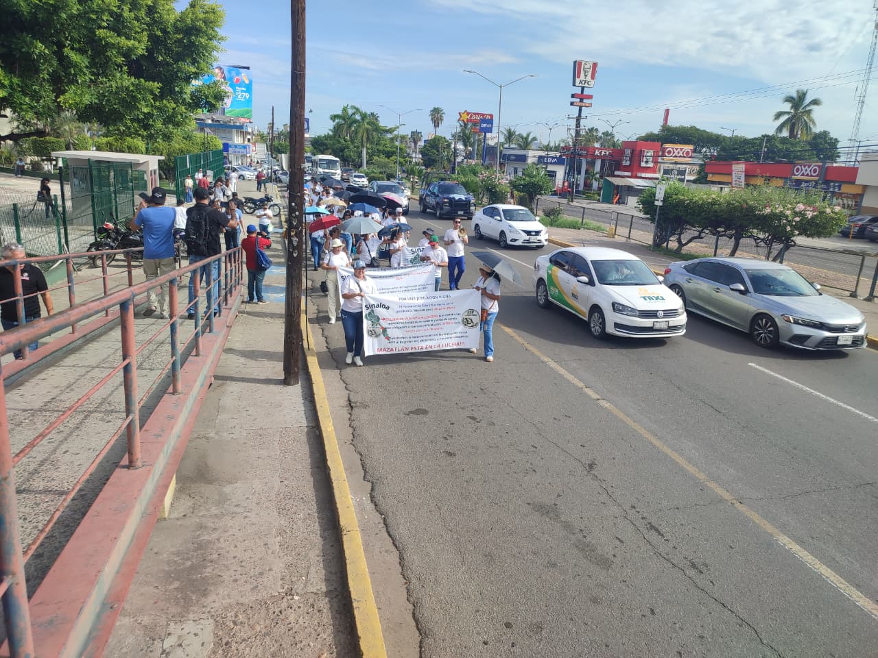 Trabajadores del IMSS marchan en Mazatlán