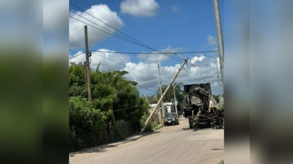 Tráiler derriba postes y transformador en Villa Unión; deja sin luz a dos comunidades