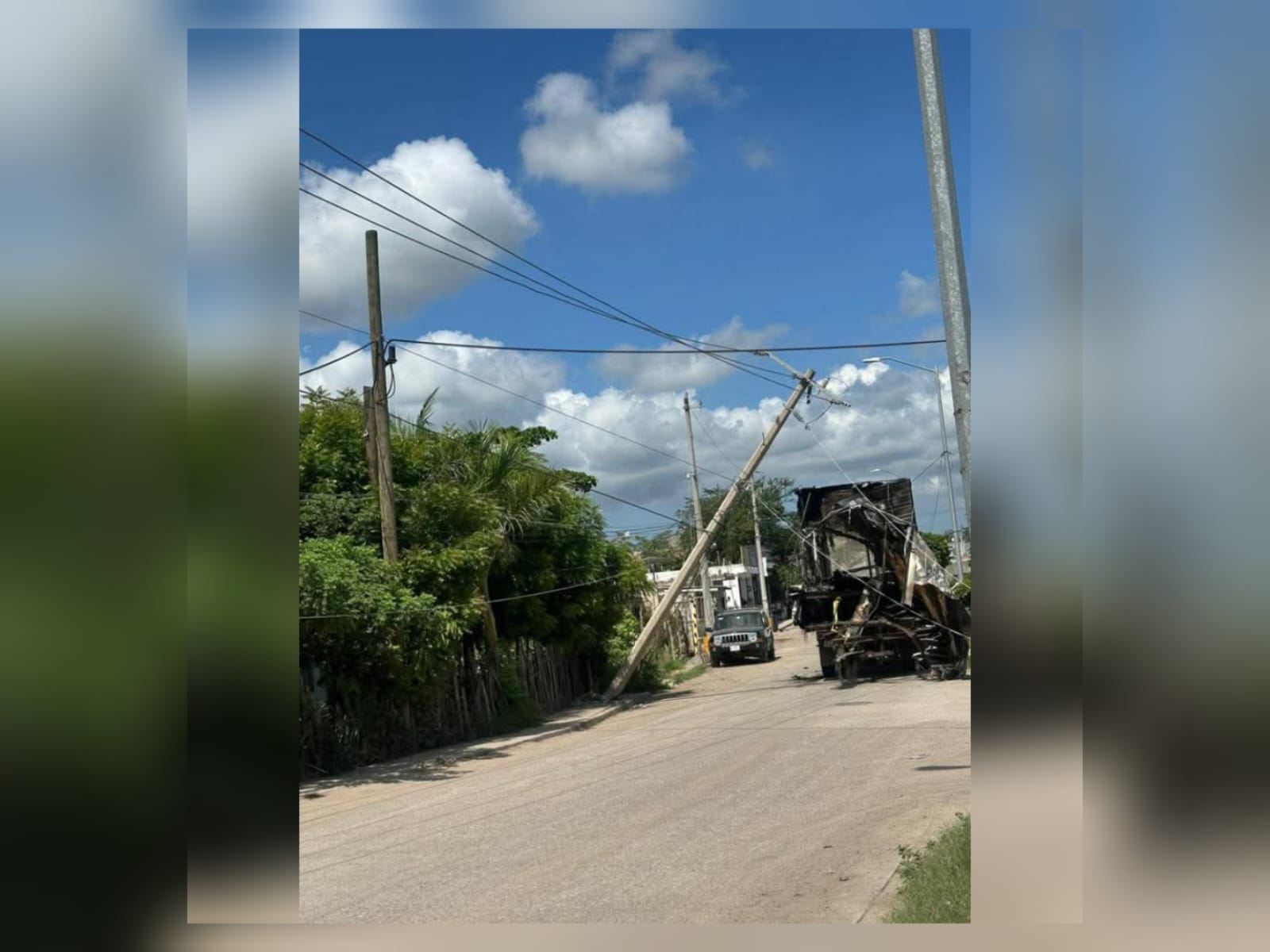 Trailer tumba poste y deja sin luz a vecinos en Mazatlán