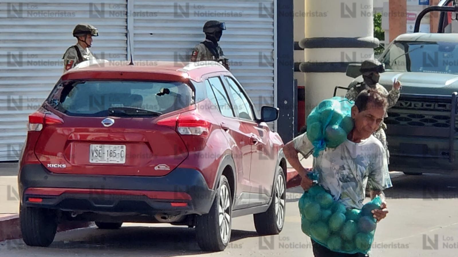 Tras balacera y despojo de pertenecías balean una camioneta en Culiacán