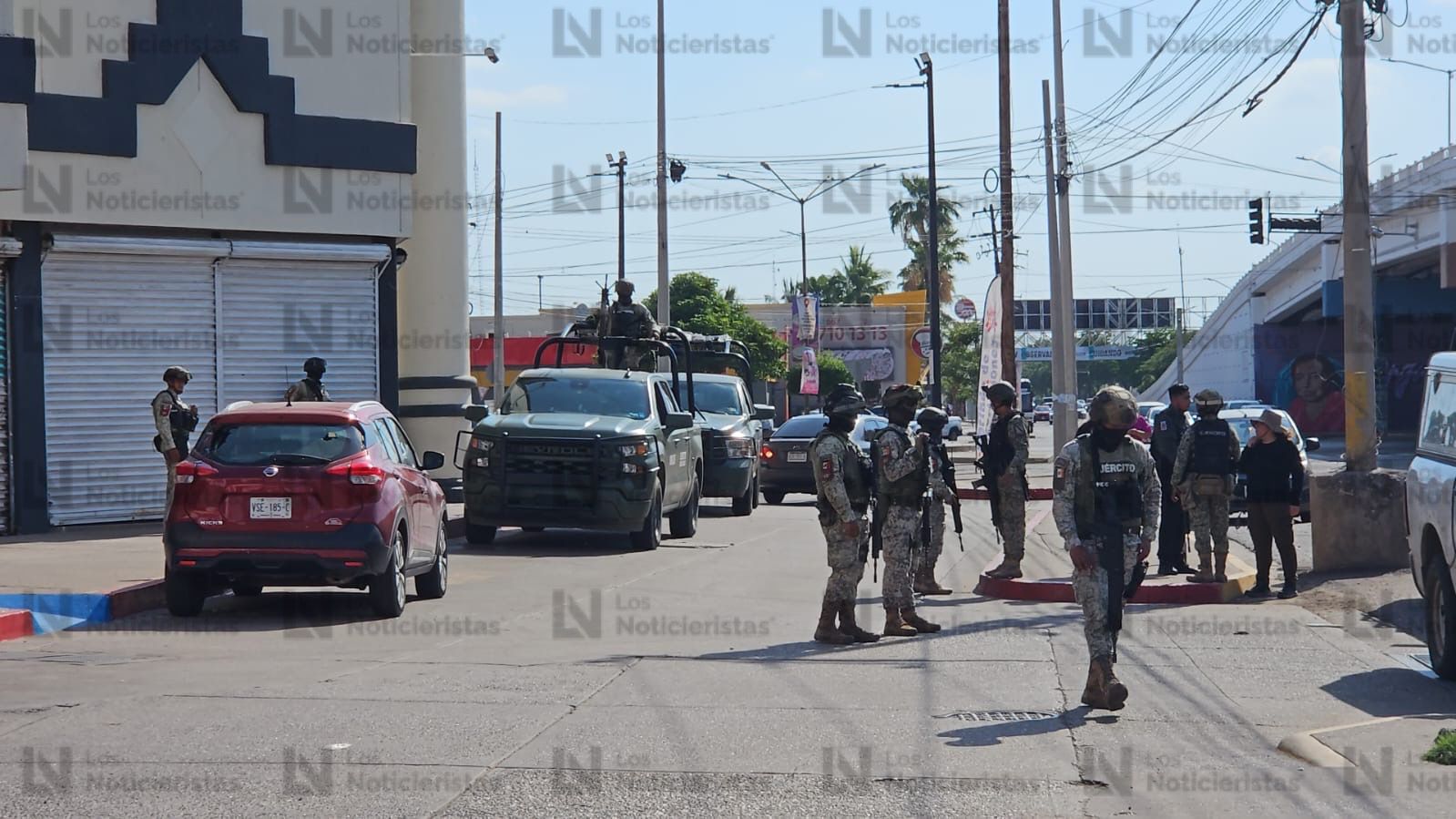Tras balacera y despojo de pertenecias balean una camioneta en Culiacán