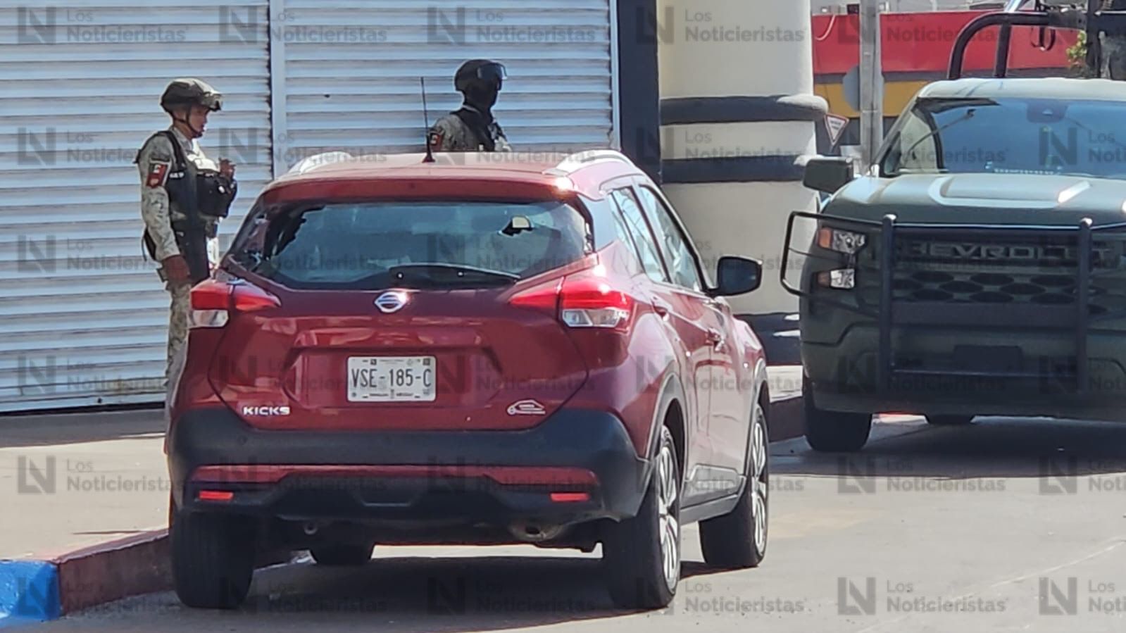 Tras balacera y despojo de pertenecias balean una camioneta en Culiacán