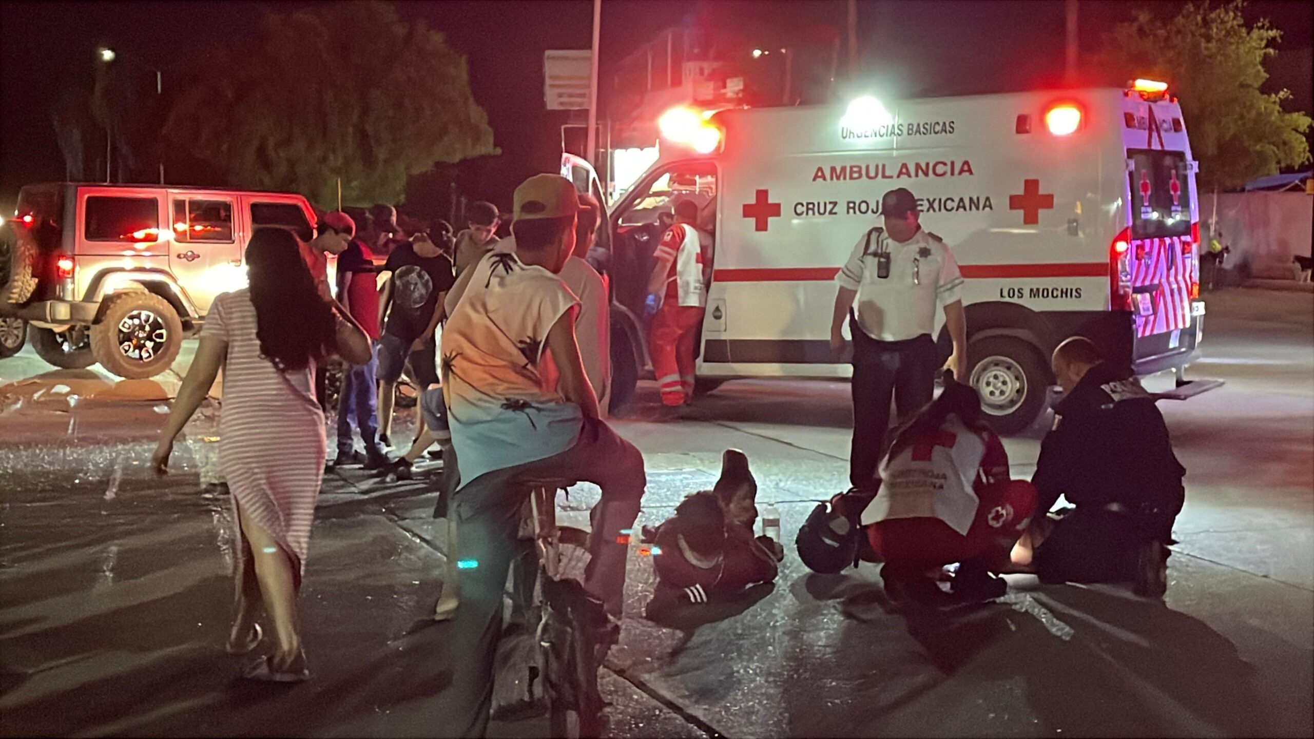 Tres jóvenes que viajaban en moto resultaron lesionados tras impactarse contra un vehículo en Los Mochis