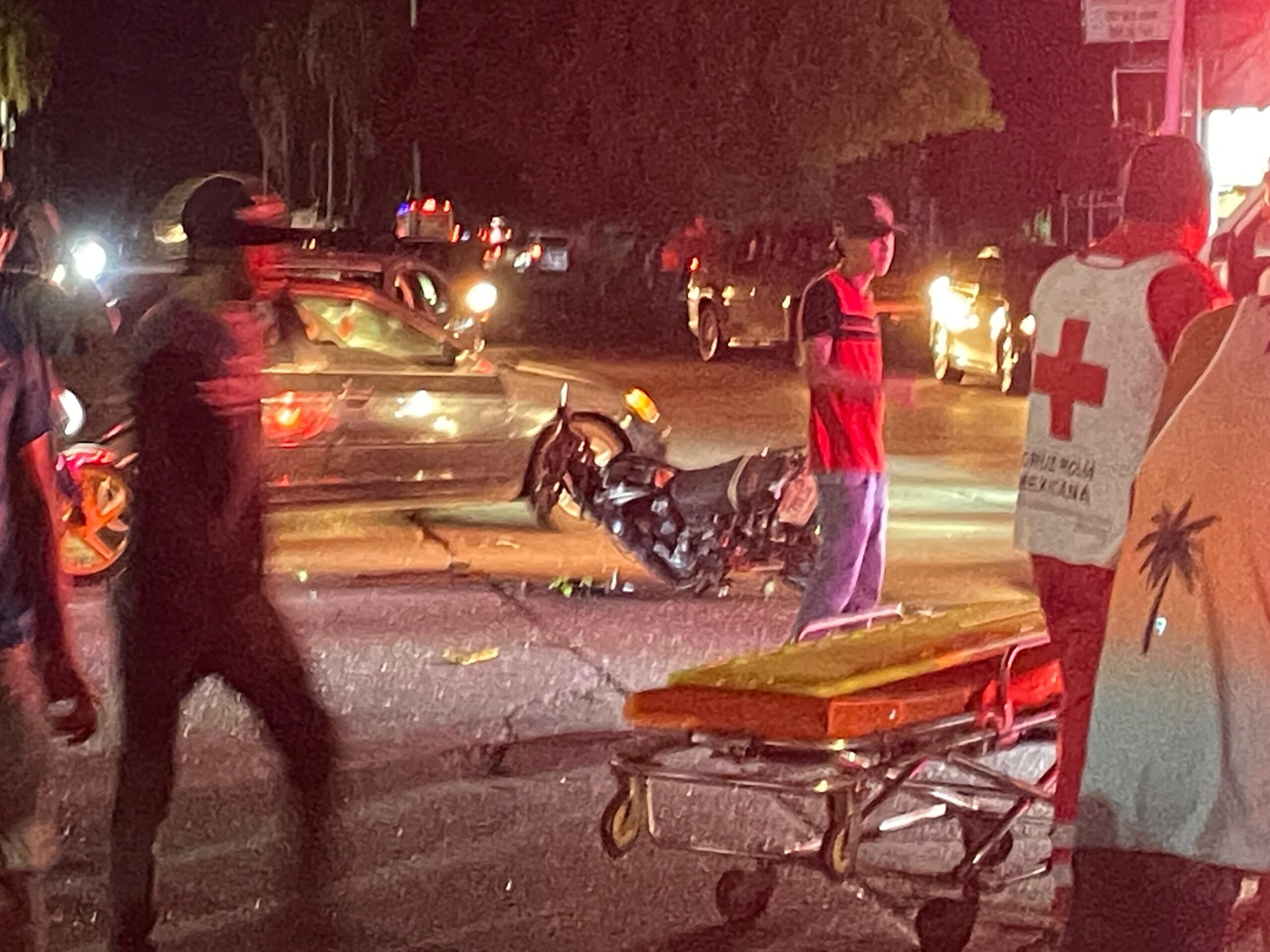 Tres jóvenes que viajaban en moto resultaron lesionados tras impactarse contra un vehículo en Los Mochis