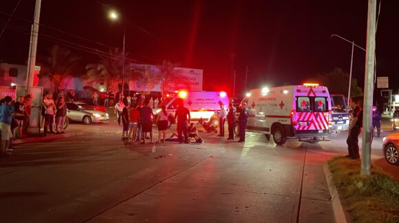 Tres jóvenes que viajaban en moto resultaron lesionados tras impactarse contra un vehículo en Los Mochis
