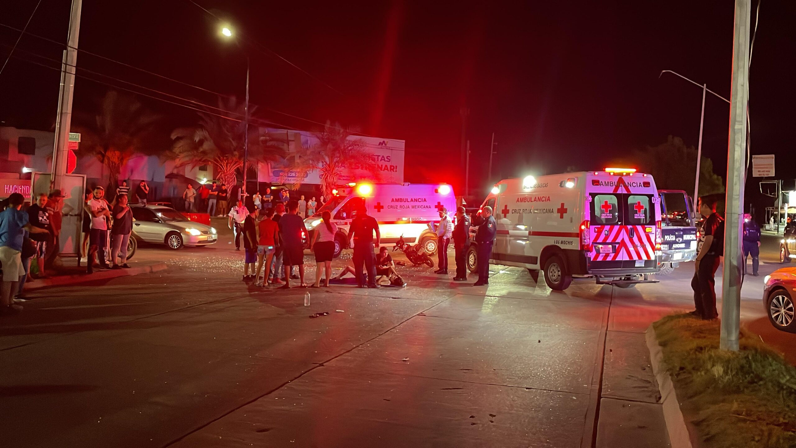 Tres jóvenes que viajaban en moto resultaron lesionados tras impactarse contra un vehículo en Los Mochis