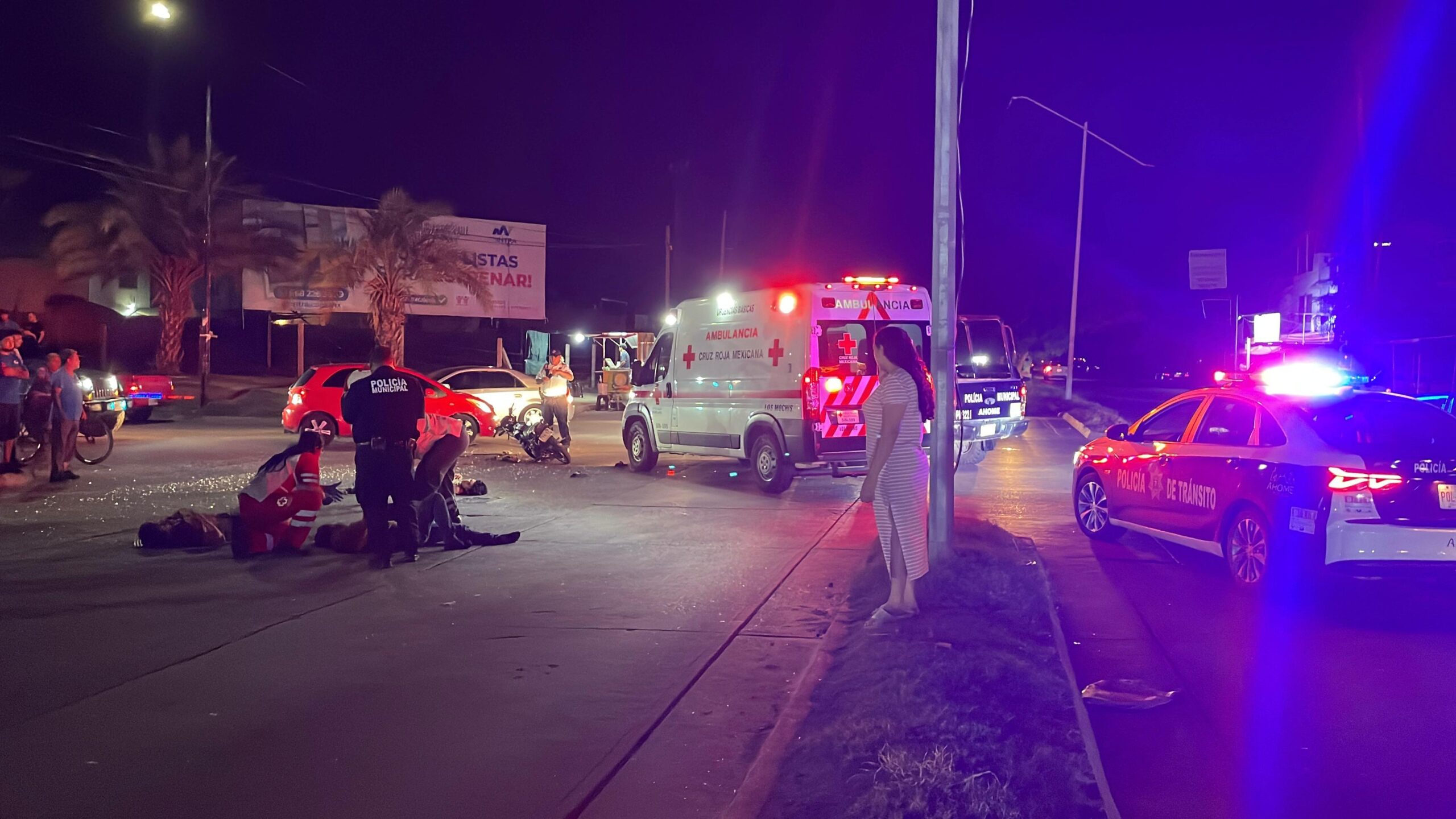 Tres jóvenes que viajaban en moto resultaron lesionados tras impactarse contra un vehículo en Los Mochis