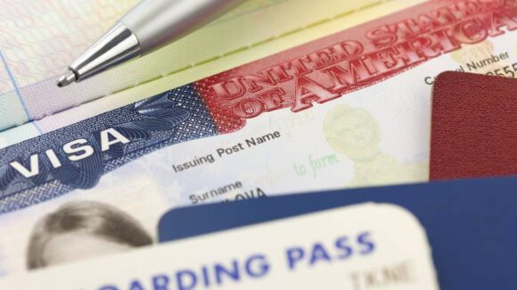 Gobierno de Trump exigirá depósitos de hasta 15 mil dólares para obtener visa de turismo o negocios