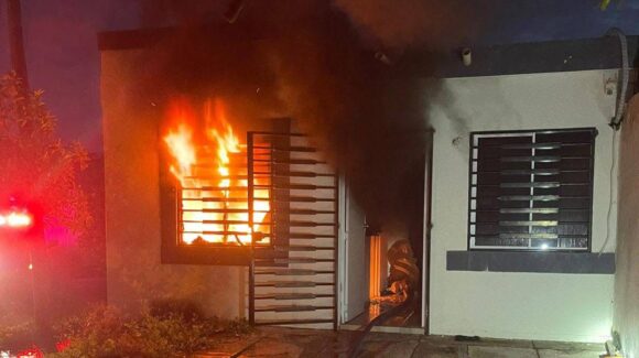 Voraz incendio consume habitación en Urbi Villas del Real; sólo se reportan daños materiales