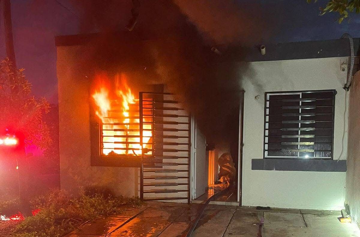 Voraz incendio consume habitación en Urbi Villas del Real en Mazatlán
