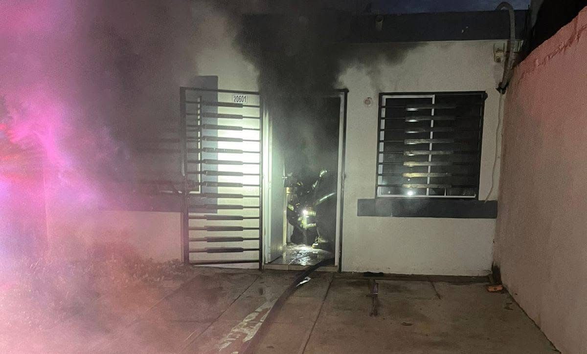 Voraz incendio consume habitación en Urbi Villas del Real en Mazatlán