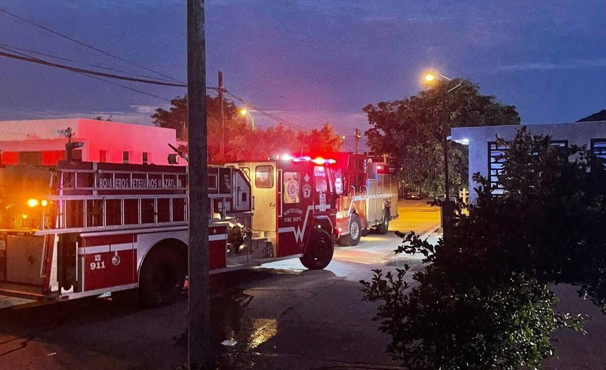 Voraz incendio consume habitación en Urbi Villas del Real en Mazatlán