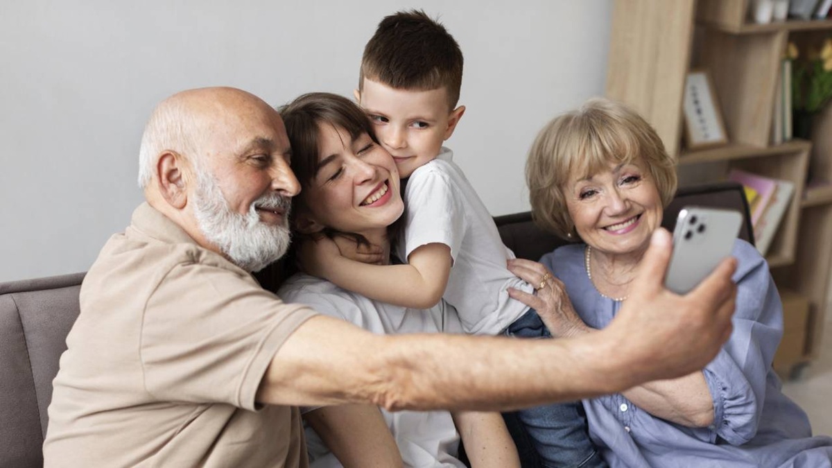 Abuelos tomándose una selfie