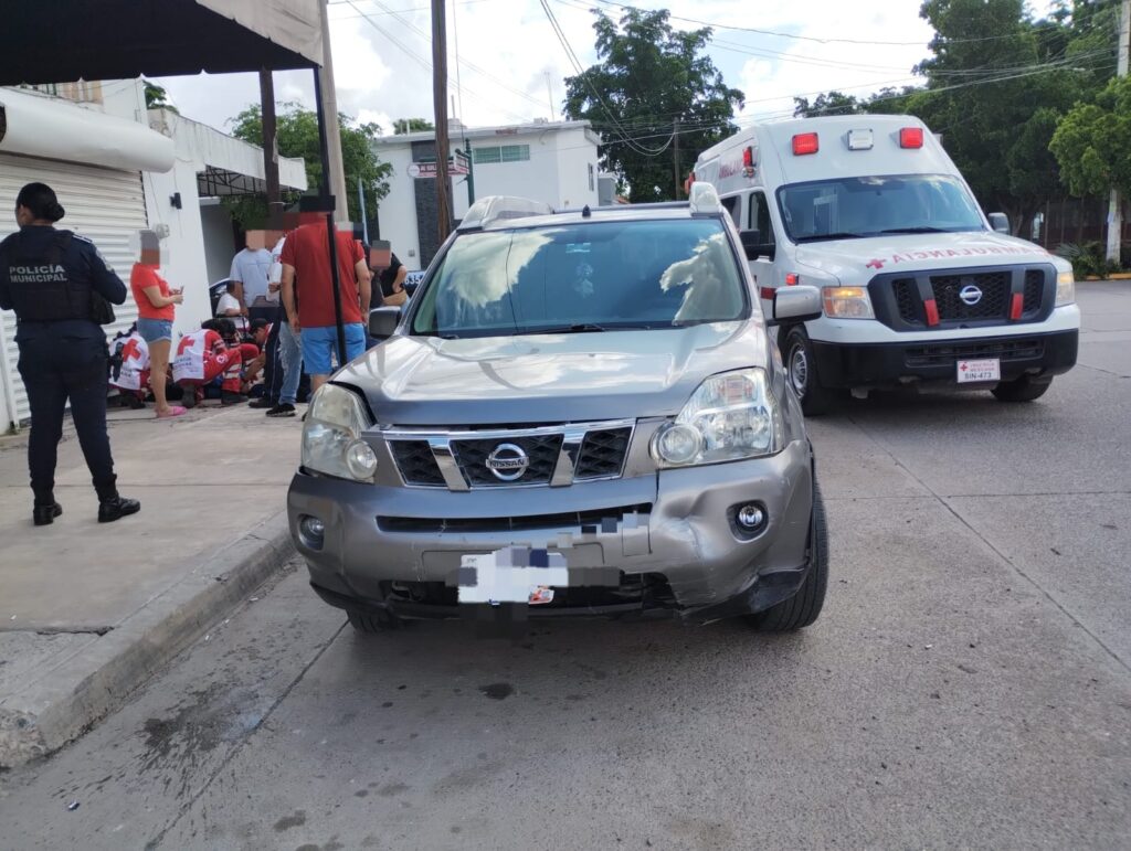 Camioneta Nissan color gris chocada