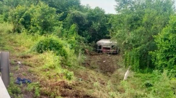 Tráiler se sale del camino en la autopista Mazatlán-Tepic; un lesionado y cuantiosos daños