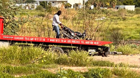 Automovilista choca con dos motocicletas en Guasave; una persona resultó lesionada