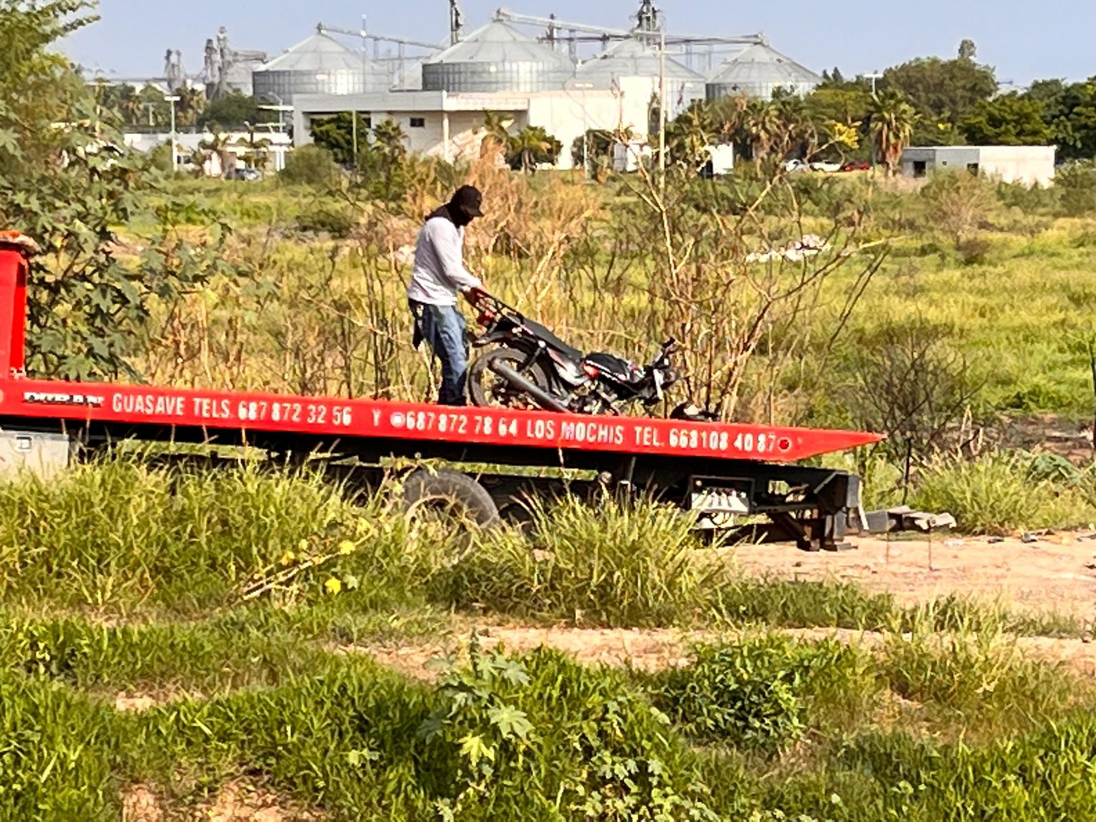 Suben Motocicleta chocada a grúa