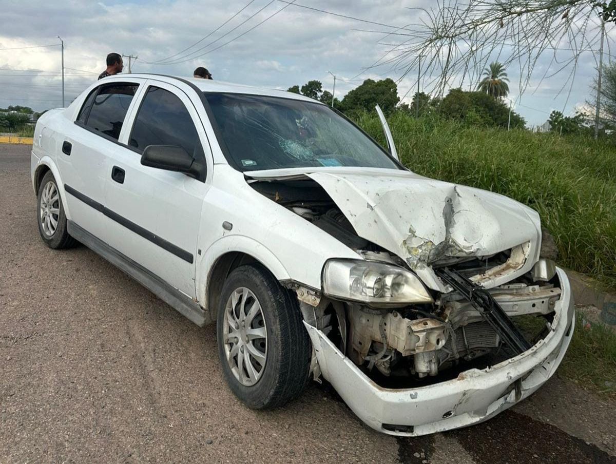 Chevrolet Astra color blanco chocado en la carretera