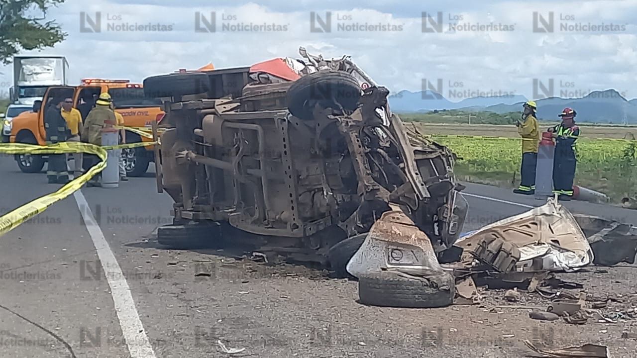 camioneta repartidora de cilindros de gas accidentada en la carretera