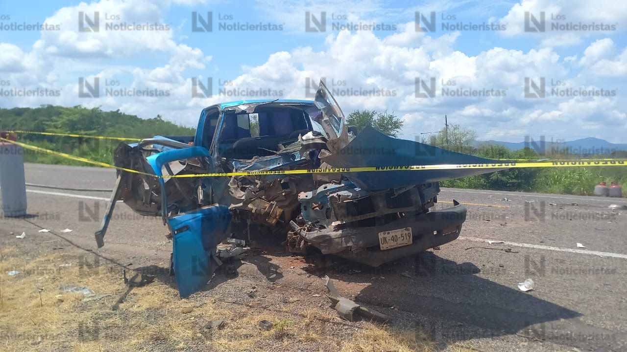 camioneta accidentada en la carretera