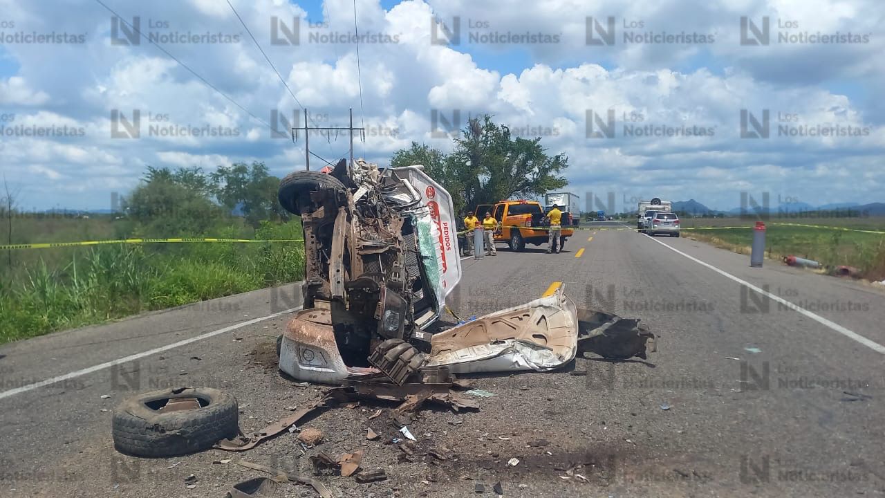 camioneta repartidora de cilindros de gas accidentada en la carretera