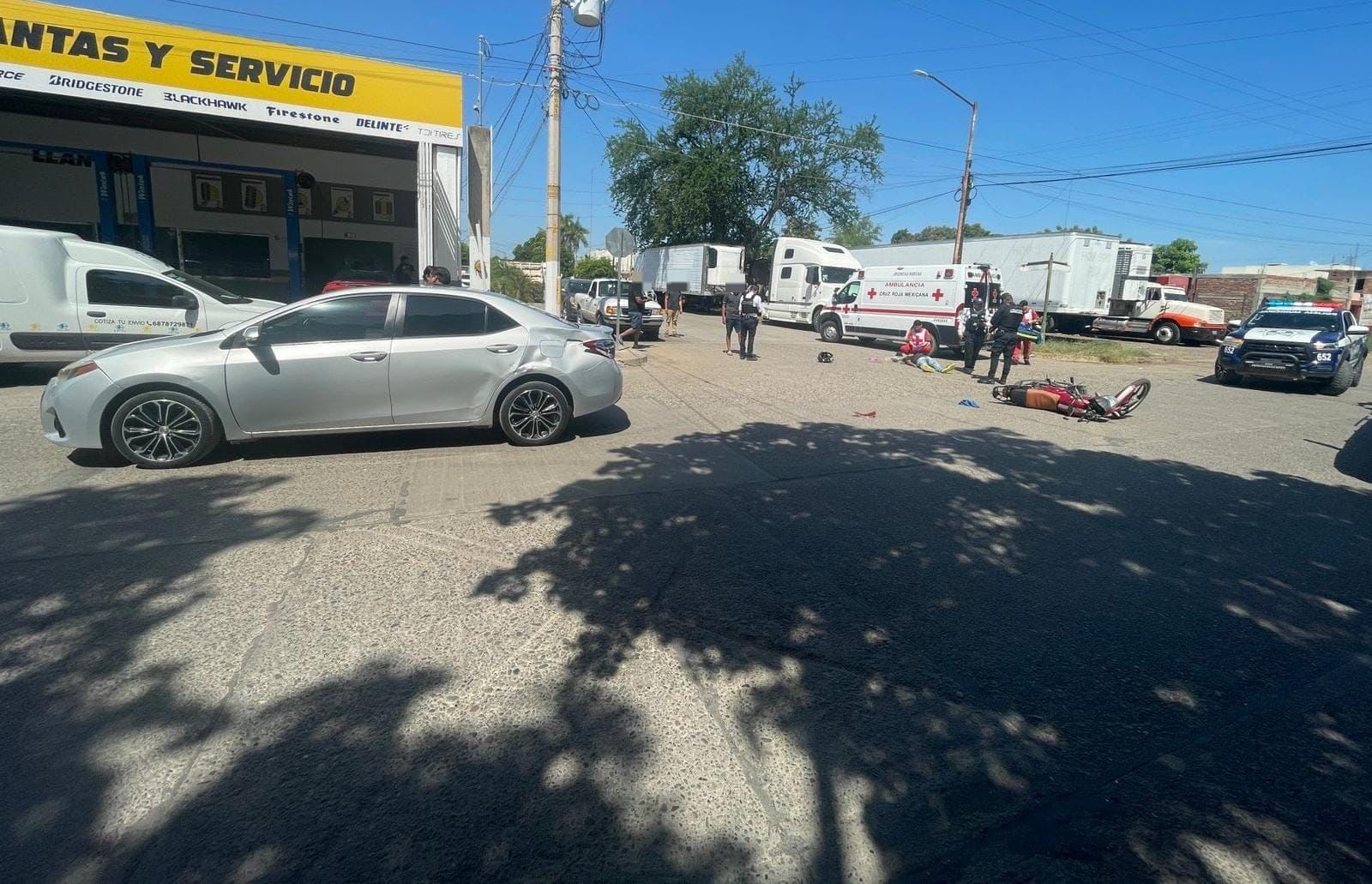 Choque entre un vehículo y una moto en Guasave