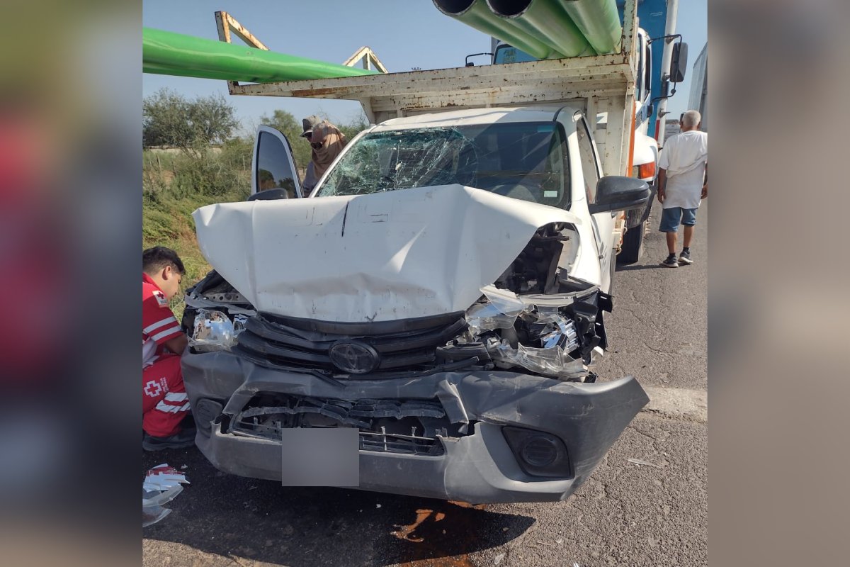 camioneta chocada en carretera