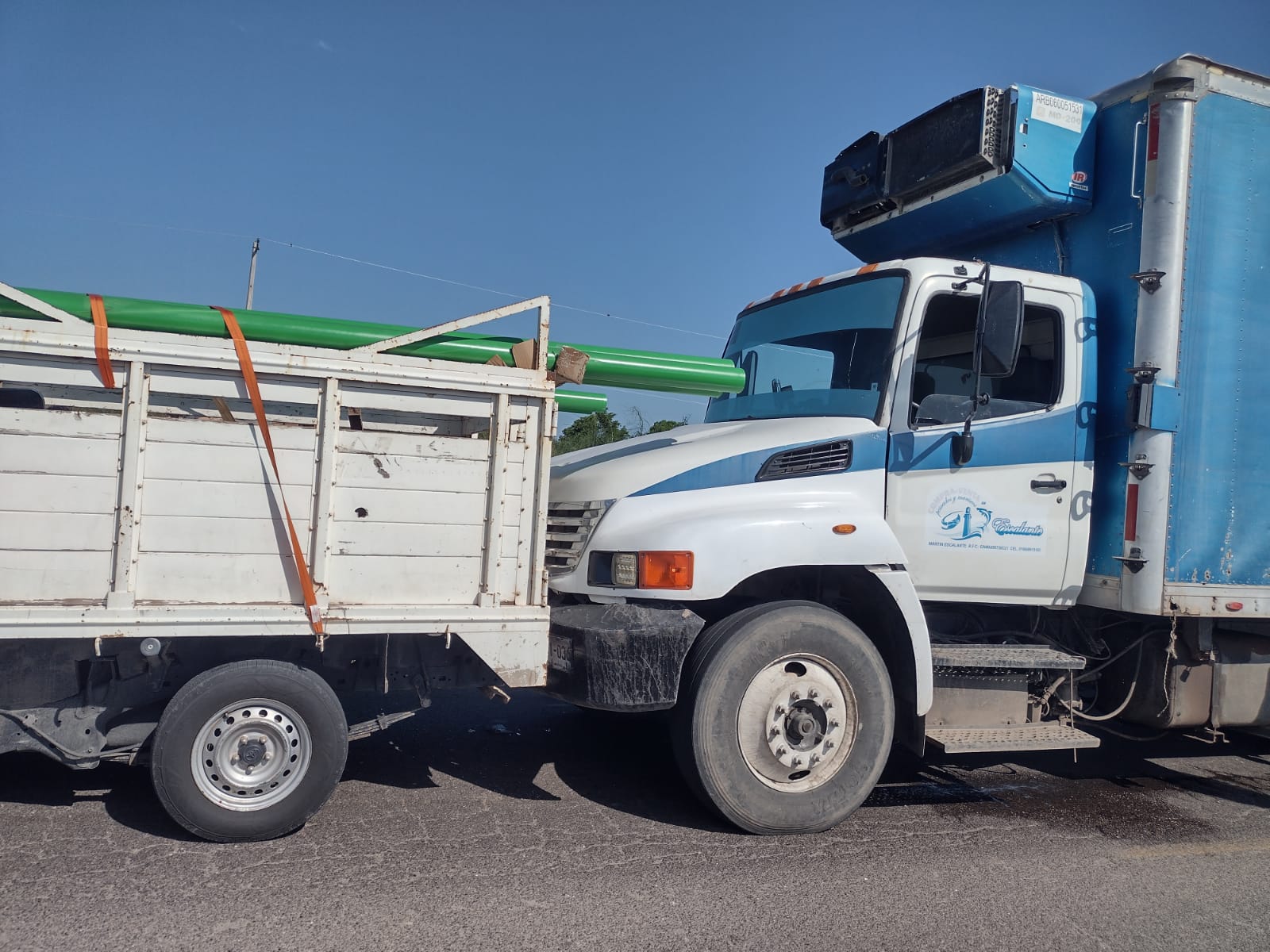 camioneta y tráiler chocado en carretera